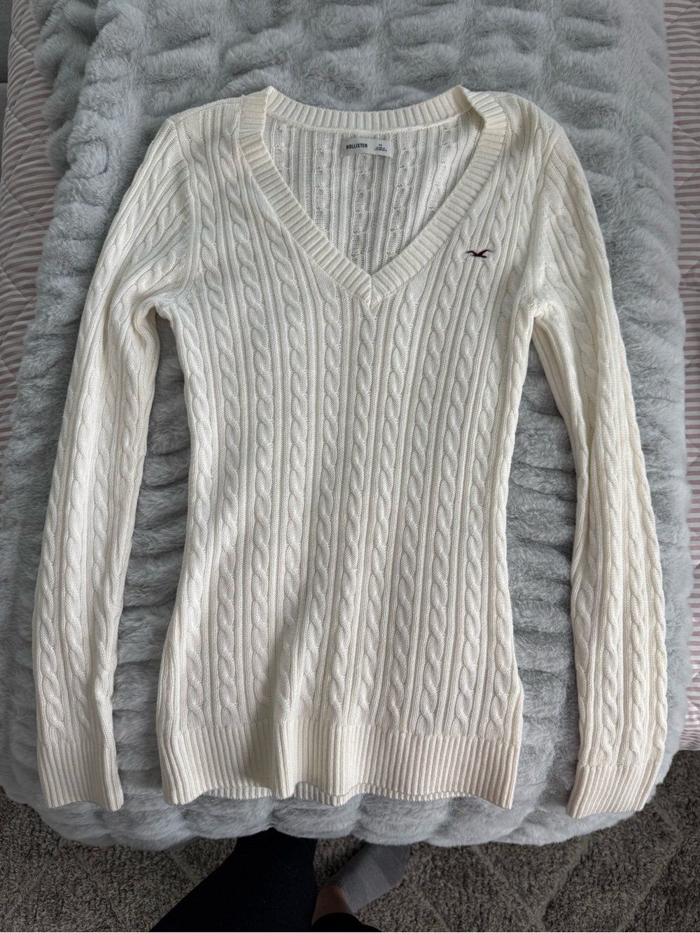 Hollister Women9s Cream Cable-Knit V-Neck Sweater